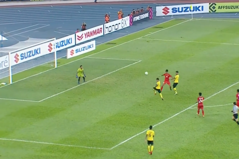 VIDEO: Bàn thắng 'từ trên trời rơi xuống' khiến cầu thủ Malaysia cũng bất ngờ