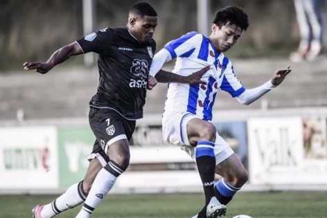Văn Hậu có pha kiến tạo đầu tiên trong màu áo Heerenveen