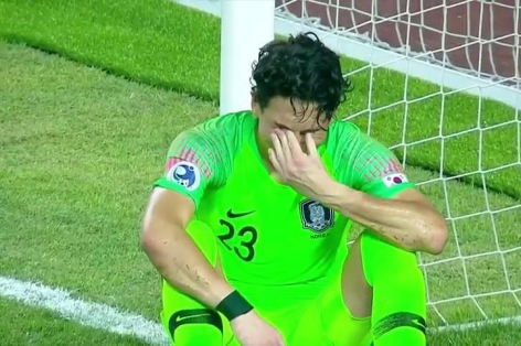 Thủ môn U19 Hàn Quốc suy sụp, không dám đối mặt sự thật