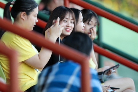 CĐV ở Lào buồn bã khi bị mời khỏi sân tập của ĐTVN