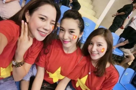 Báo châu Á sửng sốt với vẻ đẹp của CĐV nữ Việt Nam