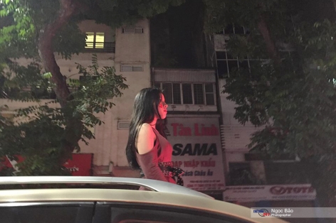 CĐV đốt pháo sáng, đi 'bão' bằng xe ba gác sau chiến thắng của ĐTVN