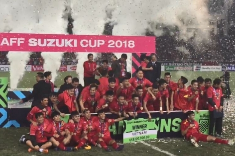 VIDEO: Khoảnh khắc lịch sử của ĐTVN khi nâng cao chiếc Cup vô địch