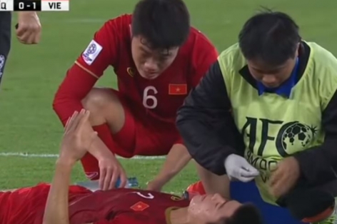 Xuân Trường gây xúc động với hình ảnh rửa máu cho Duy Mạnh