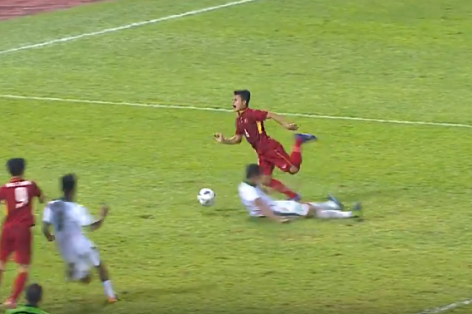 VIDEO: Trọng tài từ chối 1 quả pen rõ ràng của U22 Việt Nam