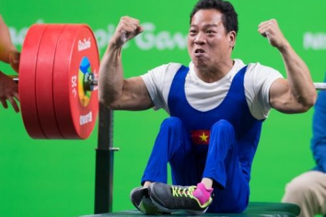 VIDEO: Lê Văn Công phá kỷ lục cử tạ giải thế giới
