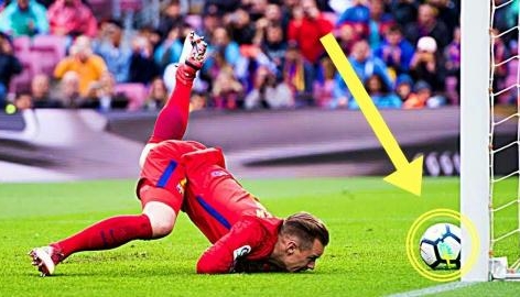 VIDEO: Sai lầm như Bùi Tiến Dũng, thủ môn sân futsal biến thành trò cười