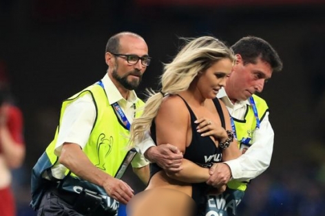 Fan Liverpool: 'Tôi bất ngờ khi cô ấy kéo váy lên'