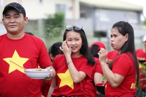 CĐV nấu ăn bên đường, cổ vũ U22 Việt Nam tại SEA Games 30