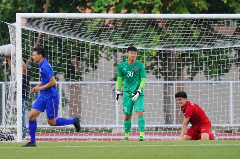 VIDEO: Sai lầm chết người của Văn Toản khiến U22 Việt Nam thủng lưới