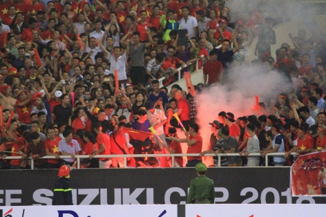 CĐV Việt Nam đốt pháo sáng, nguy cơ bị AFC phạt nặng
