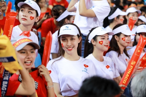 CĐV nữ thiêu đốt mọi ánh mắt trên khán đài trận Việt Nam - Campuchia