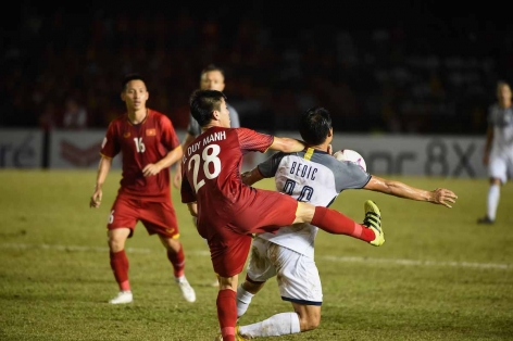 'Việt Nam đang chơi thứ bóng đá quái quỷ gì vậy?'
