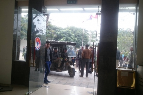 Xe ba gác lao vào trụ sở, hàng rong tranh thủ bán hàng kiếm lời