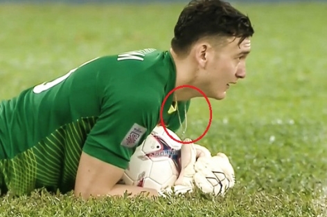 Văn Lâm vi phạm luật thi đấu?
