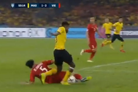 VIDEO: Văn Hậu tái hiện pha tắc bóng mang thương hiệu Philipp Lahm