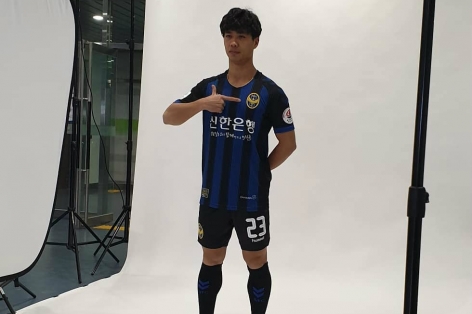 Công Phượng cực ngầu trong buổi chụp hình của Incheon United