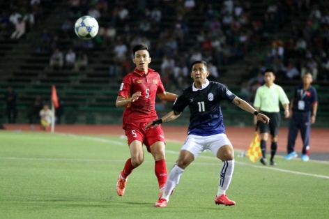 Đá sân cỏ nhân tạo, hàng loạt cầu thủ Việt Nam chấn thương