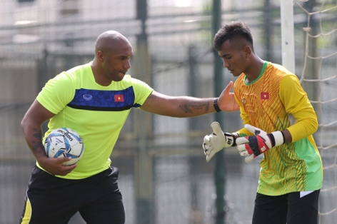 HLV Brown có tuyệt chiêu, thủ môn U19 VN háo hức dù 'đo ván'