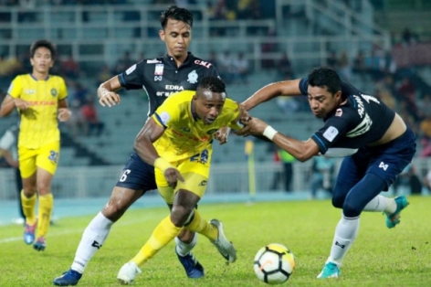 ‘Sát thủ’ nhập tịch tỏa sáng, Malaysia thắng hủy diệt