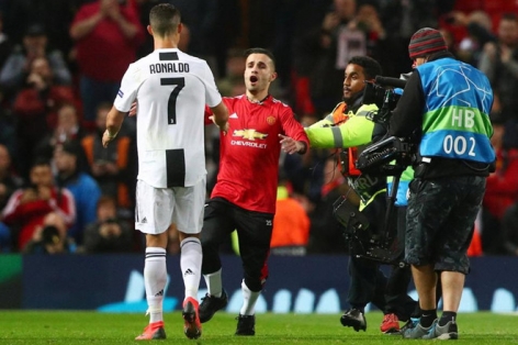 Ronaldo hành động đẹp với fan cuồng, HLV Allegri 'nổ' tưng bừng