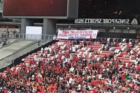 CĐV Indonesia ‘đá đểu’ đội nhà ngay trong trận gặp Singapore