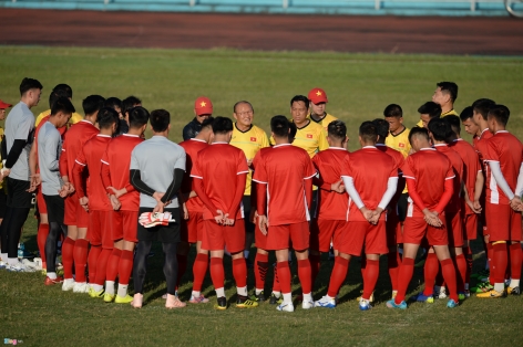 Chính thức: Văn Đức thay Văn Quyết đá chính trận Malaysia