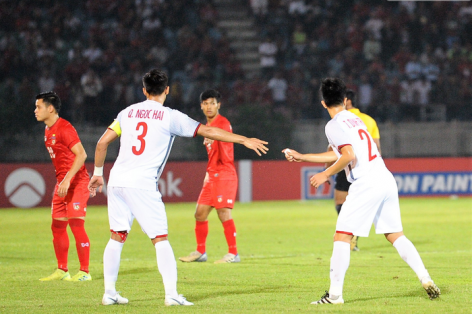 Đình Trọng ném ‘mật thư’ cho Duy Mạnh ở giữa trận Myanmar?