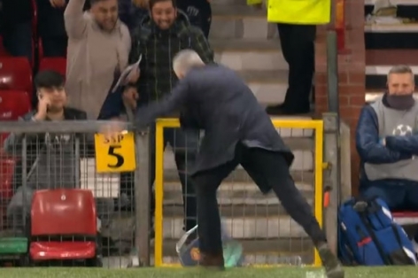 Mourinho đập phá khi Fellaini ghi bàn giúp MU đi tiếp