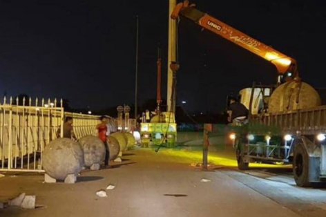 Sợ ‘dớp’, sân Mỹ Đình di chuyển 40 quả cầu xích