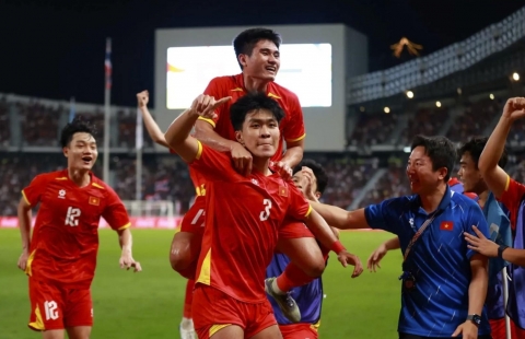 CĐV Thái đau đớn: 'Một ngày thua ngược 2 lần, đều trước Việt Nam'