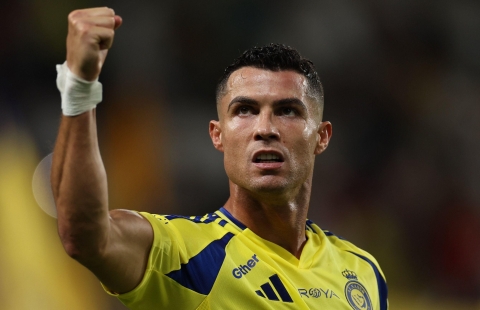Không thể ngừng ghi bàn, Ronaldo nhận 'điểm 10' tuyệt đối ở tuổi 40