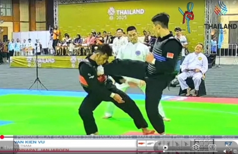 Sắp thua, võ sĩ Thái Lan 'đưa mặt vào đòn đá' của Việt Nam ăn vạ