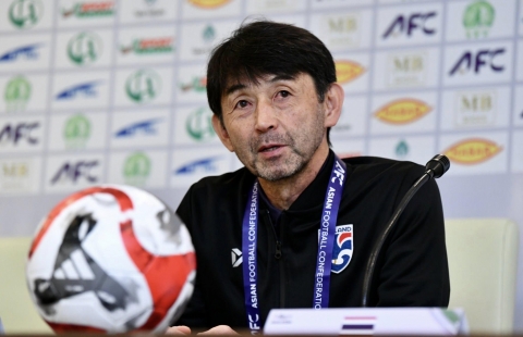 HLV ĐT Thái Lan đổ lỗi mặt sân về trận thua trước đội hạng 142 FIFA