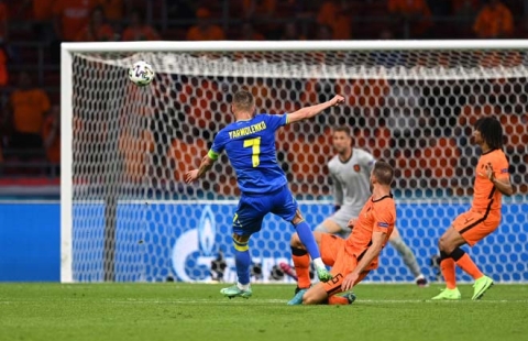 Video bàn thắng Hà Lan 3-2 Ukraina: Kịch bản điên rồ