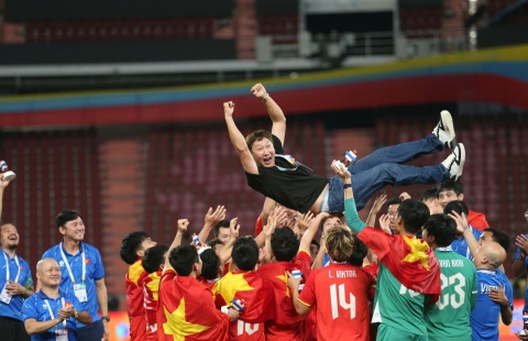 Báo Indonesia dùng mỹ từ để nói về HLV Kim Sang Sik