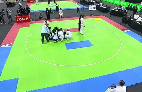 Bị đánh vào cổ nằm bất động, VĐV Việt Nam vẫn bị xử thua