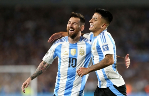 Mất top 1, Messi cùng Argentina vẫn lập kỷ lục FIFA