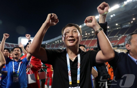 Báo Hàn Quốc dùng 2 từ ca ngợi HLV Kim Sang Sik sau khi giành HCV SEA Games