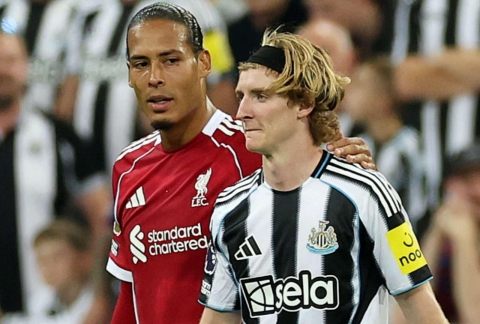 Anthony Gordon xin lỗi Virgil van Dijk