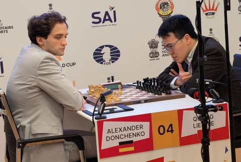 Làng cờ Việt Nam vỡ oà khi Lê Quang Liêm thoát hiểm không tưởng ở World Cup cờ vua 2025