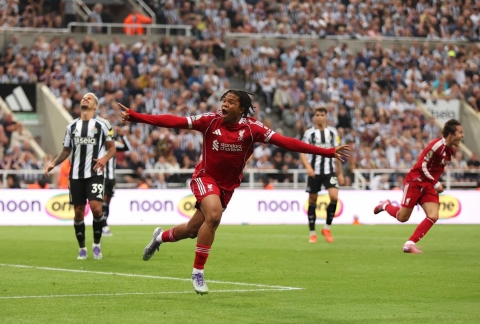 Thần đồng 2008 tỏa sáng giúp Liverpool thắng nghẹt thở Newcastle