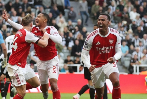 Arsenal ngược dòng nghẹt thở, áp sát vị trí dẫn đầu của Liverpool