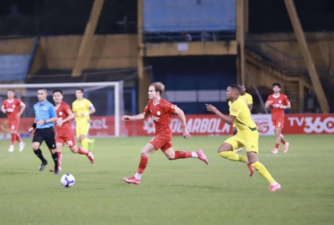 Trực tiếp Viettel 1-0 Công an TPHCM: Chủ nhà ép sân