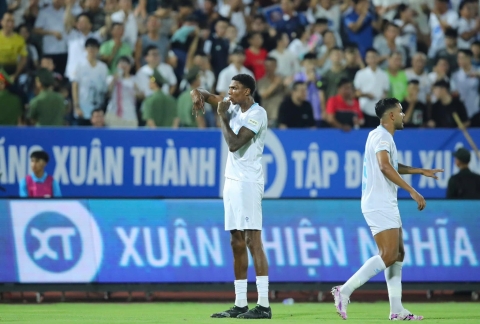 Tiền đạo cao nhất thế giới ghi bàn ngay trận ra mắt ở Việt Nam