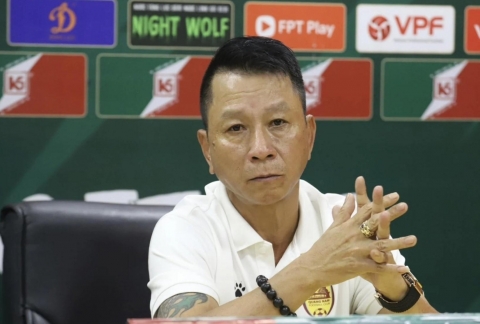 HLV Văn Sỹ Sơn chỉ thẳng đội xuống hạng ở V-League