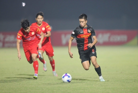 HLV Kim Sang Sik tìm ra một loạt tiền vệ giỏi thay Văn Trường