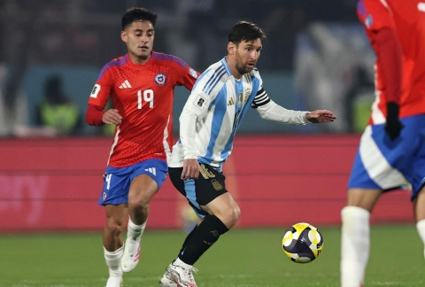 Messi mờ nhạt, Argentina thắng tối thiểu Chile