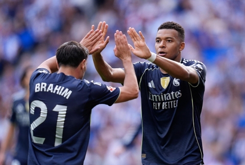 Mbappe tỏa sáng, Real đánh bại Sociedad với 10 người