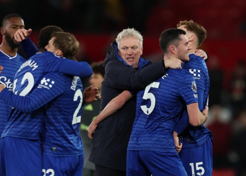 Bất ngờ: HLV Everton phấn khích khi học trò tát đồng đội